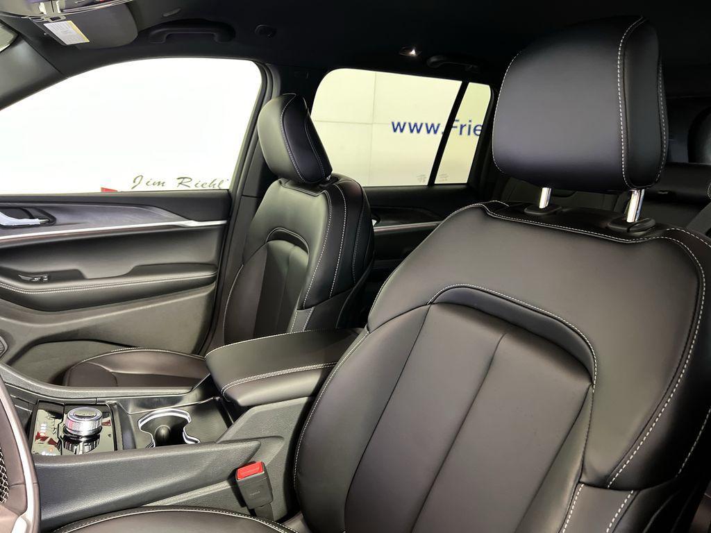 new 2025 Jeep Grand Cherokee car, priced at $40,974