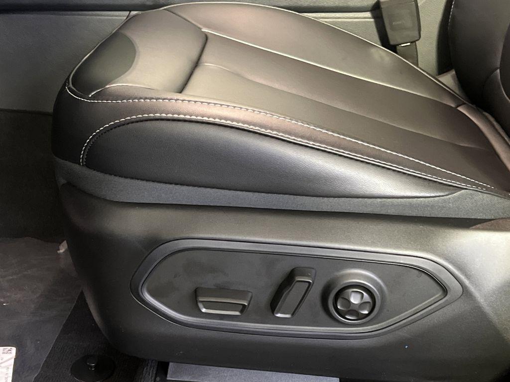 new 2025 Jeep Grand Cherokee car, priced at $40,974