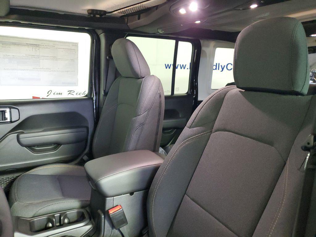 new 2025 Jeep Wrangler car, priced at $46,595