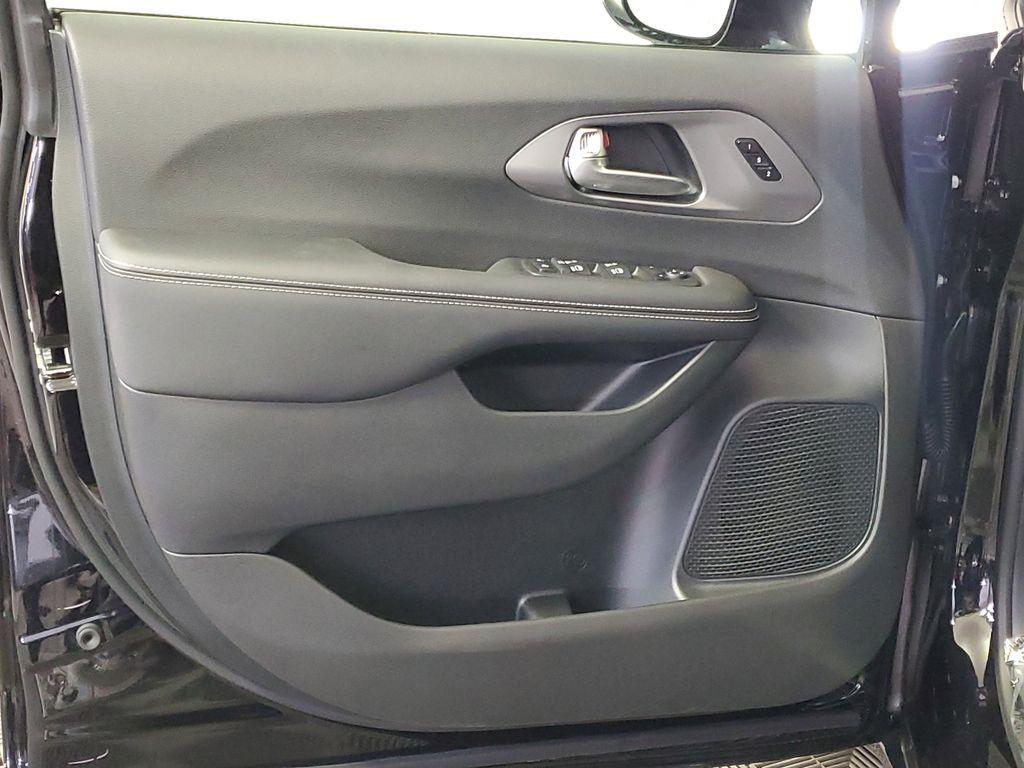 new 2025 Chrysler Pacifica car, priced at $40,993