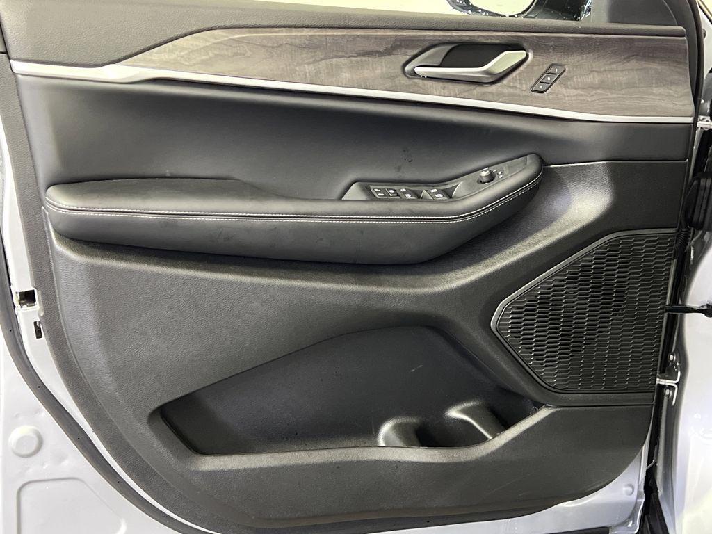 new 2025 Jeep Grand Cherokee car, priced at $37,355