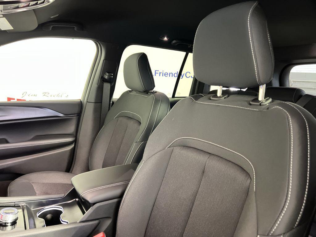 new 2025 Jeep Grand Cherokee car, priced at $37,044