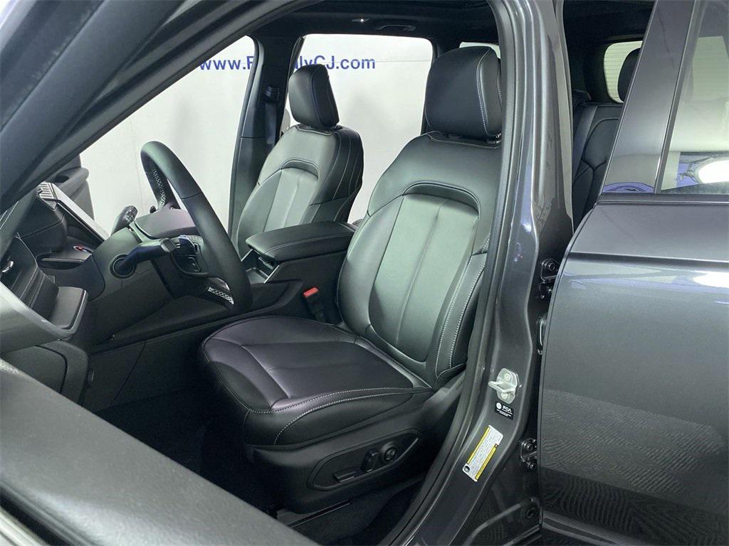 new 2025 Jeep Grand Cherokee car, priced at $42,789