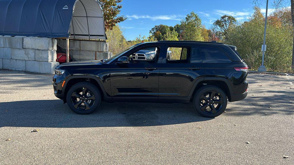 new 2025 Jeep Grand Cherokee car, priced at $37,779