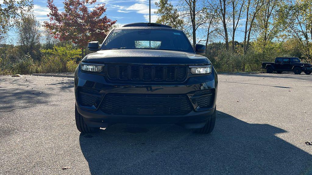 new 2025 Jeep Grand Cherokee car, priced at $37,779