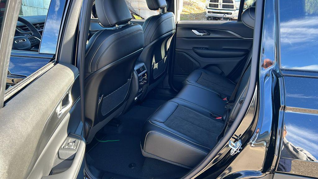 new 2025 Jeep Grand Cherokee car, priced at $37,779