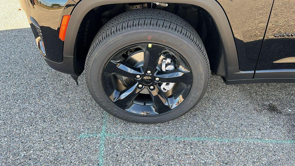 new 2025 Jeep Grand Cherokee car, priced at $37,779
