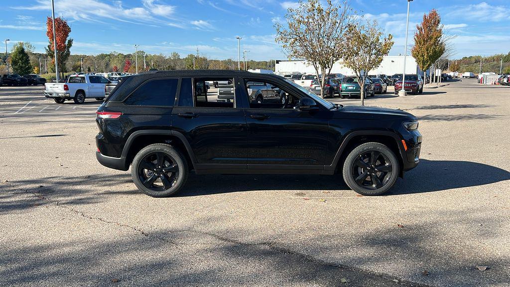 new 2025 Jeep Grand Cherokee car, priced at $37,779