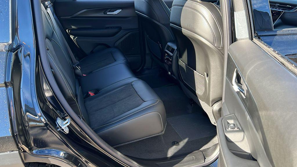 new 2025 Jeep Grand Cherokee car, priced at $37,779