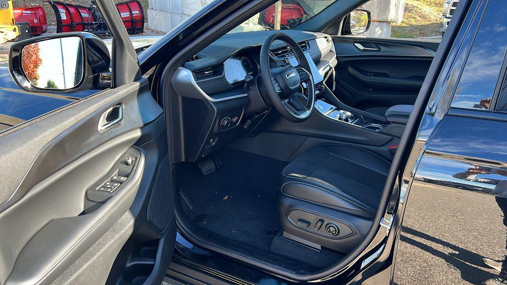 new 2025 Jeep Grand Cherokee car, priced at $37,779