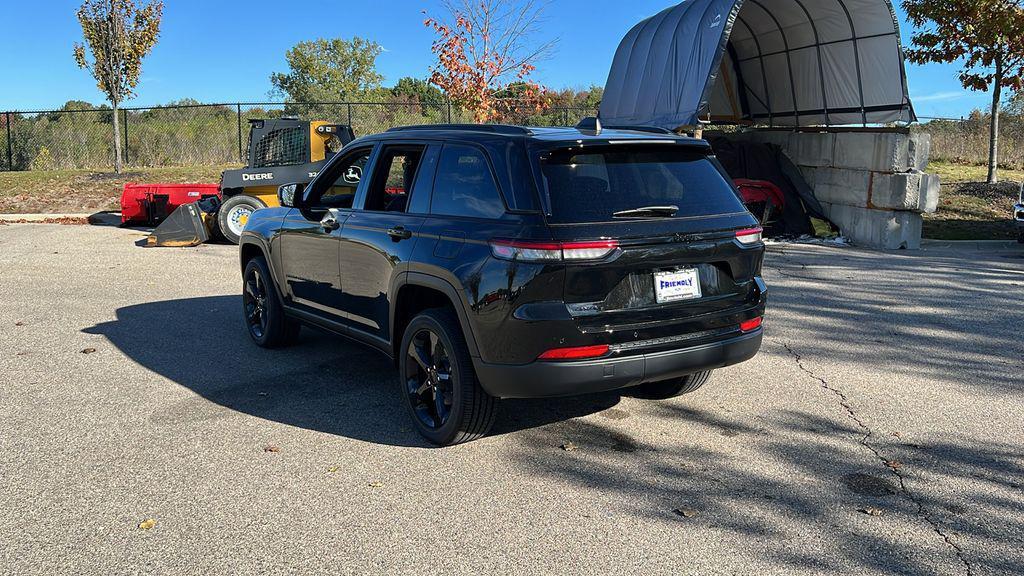 new 2025 Jeep Grand Cherokee car, priced at $37,779