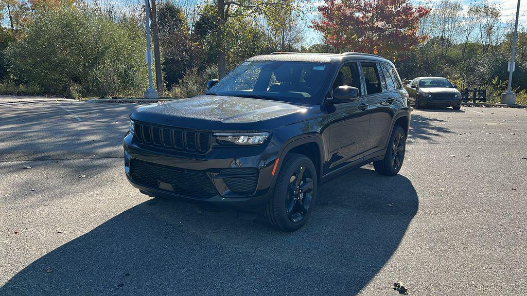 new 2025 Jeep Grand Cherokee car, priced at $37,779