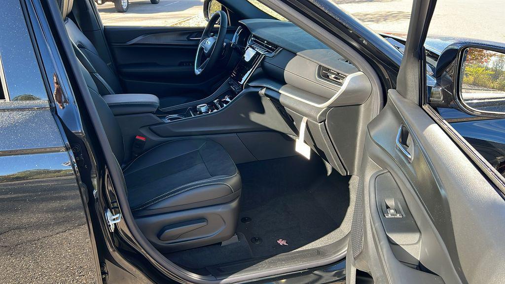 new 2025 Jeep Grand Cherokee car, priced at $37,779