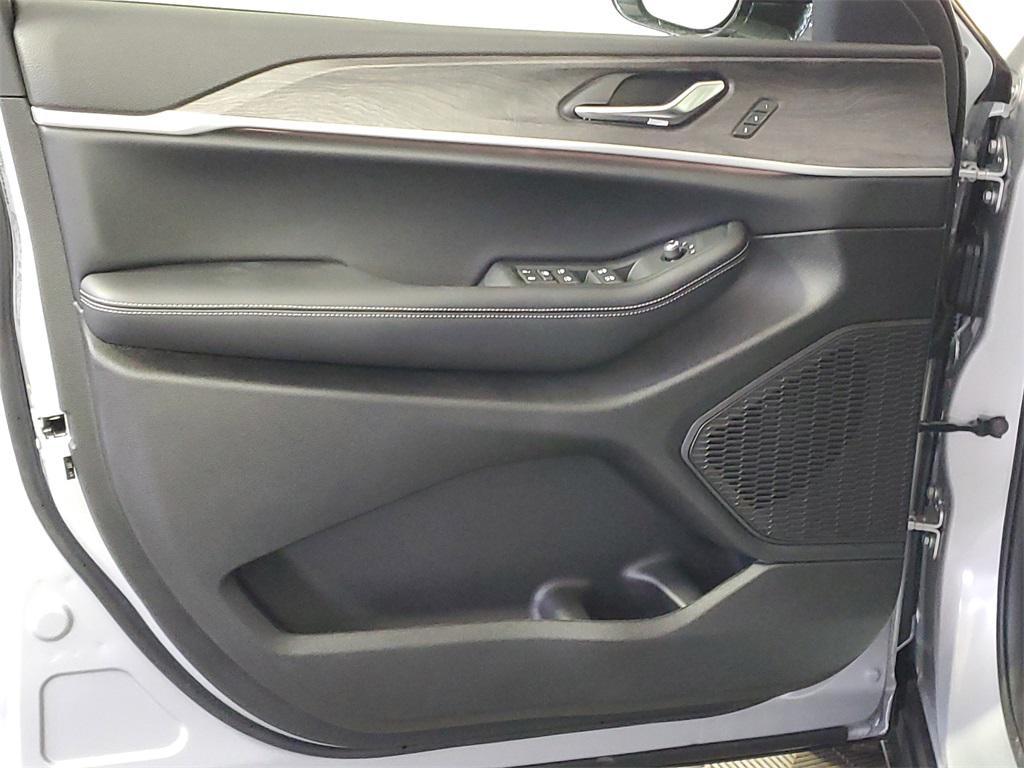 new 2025 Jeep Grand Cherokee car, priced at $43,685
