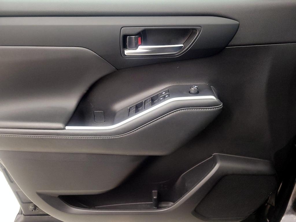 used 2022 Toyota Highlander car, priced at $33,998