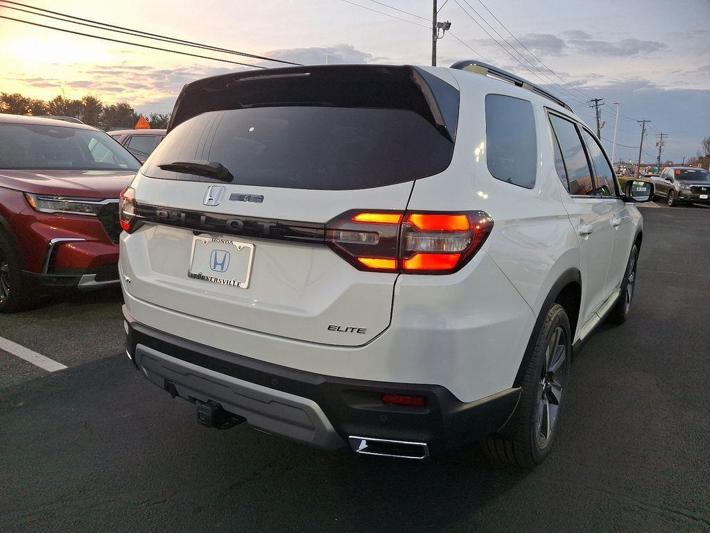 new 2025 Honda Pilot car, priced at $56,650