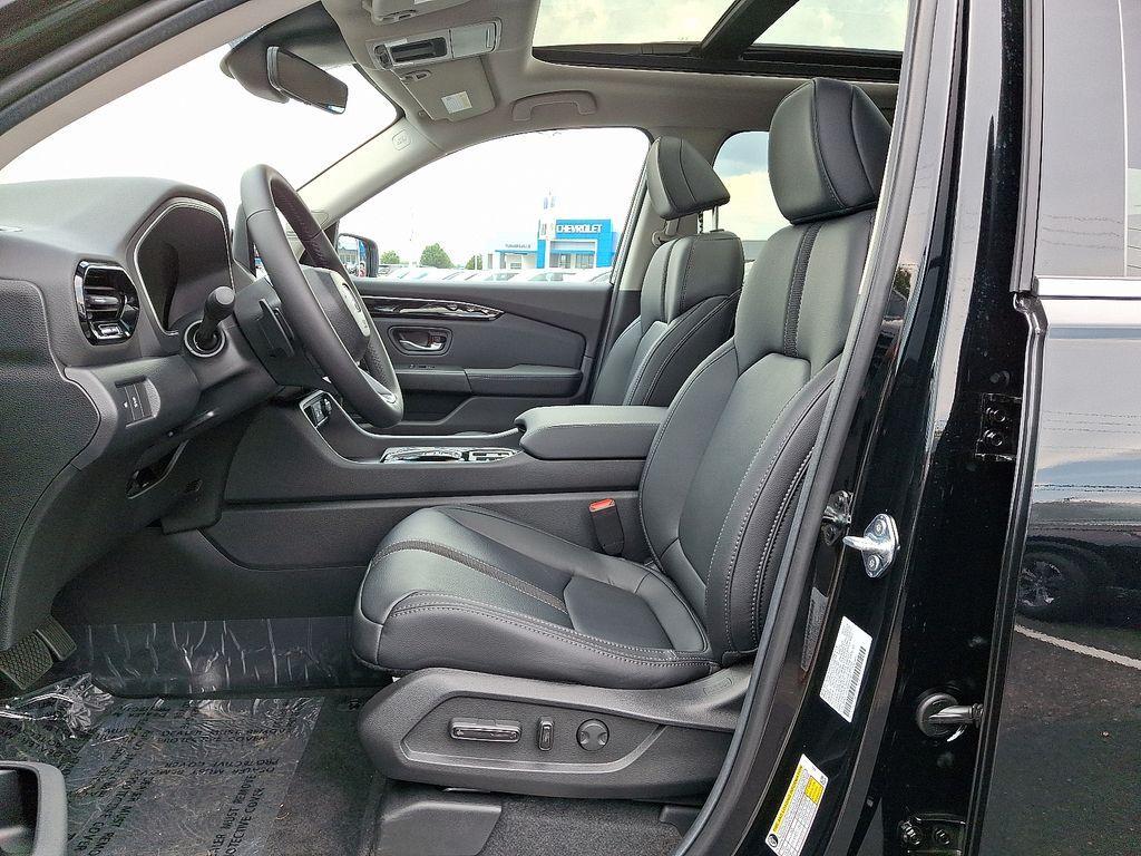 new 2025 Honda Pilot car, priced at $52,950