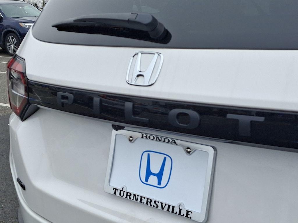 new 2025 Honda Pilot car, priced at $52,090