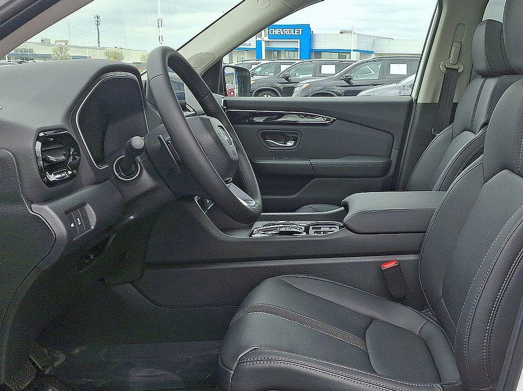new 2025 Honda Pilot car, priced at $51,825