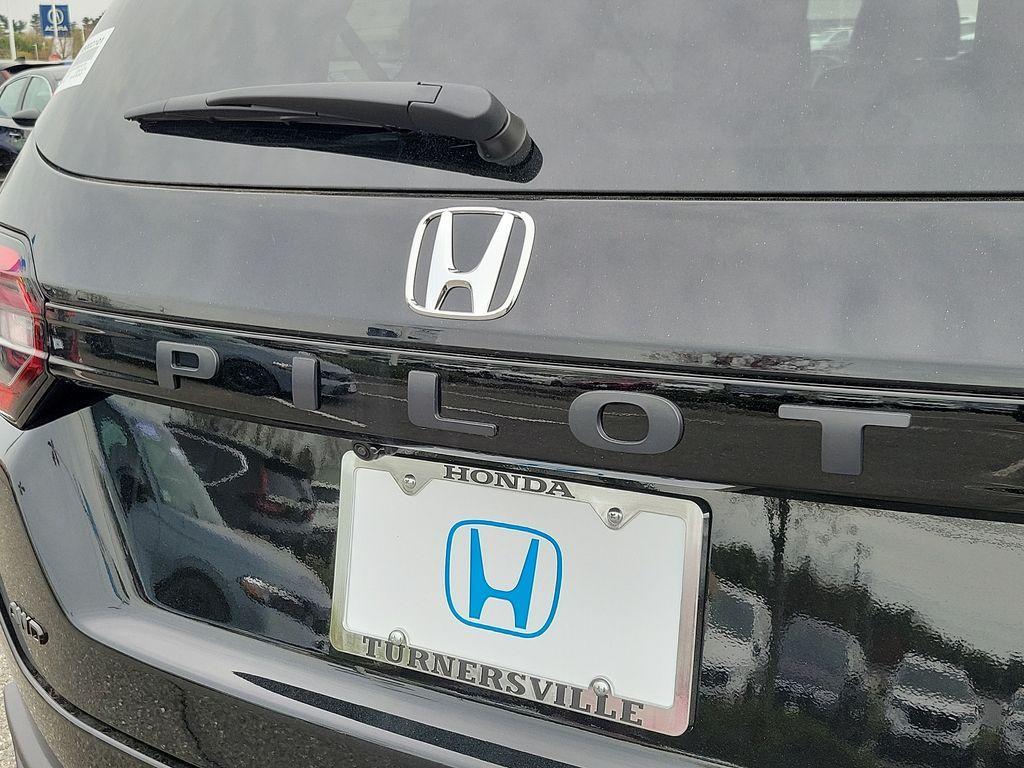 new 2025 Honda Pilot car, priced at $50,850