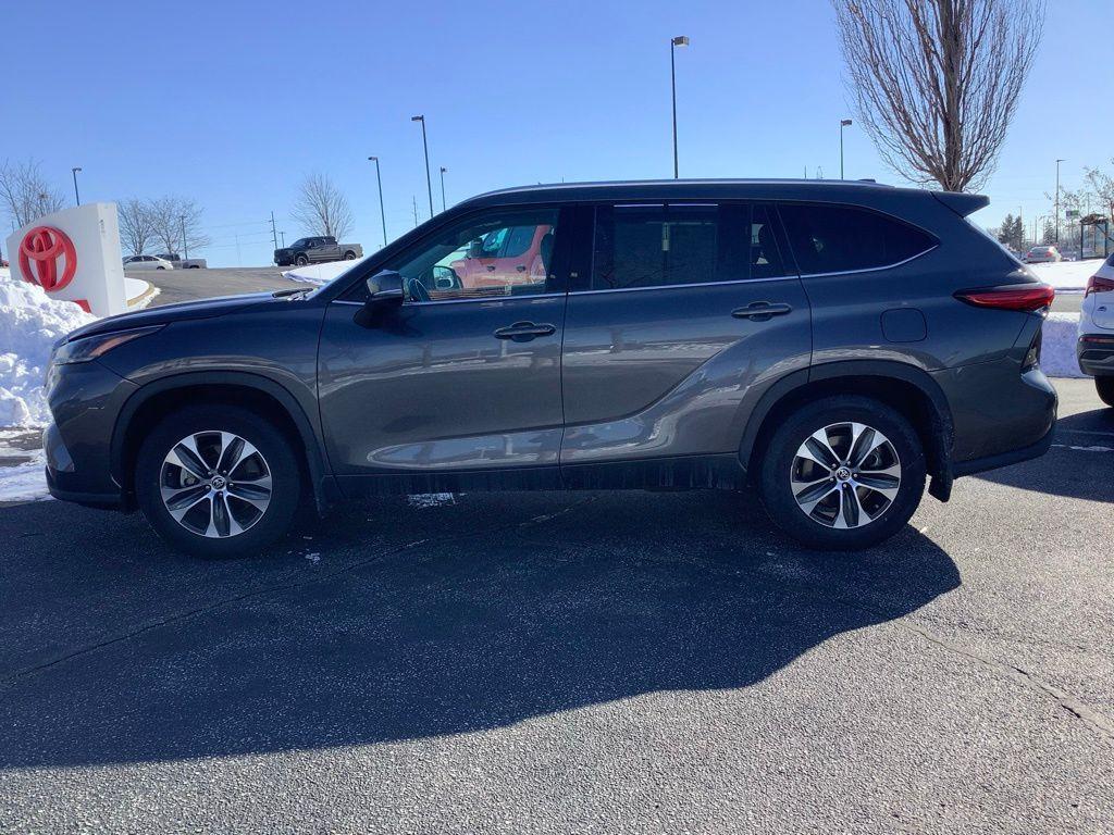 used 2021 Toyota Highlander car, priced at $33,119