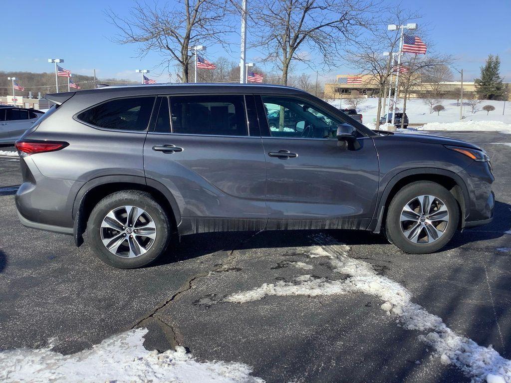 used 2021 Toyota Highlander car, priced at $33,119