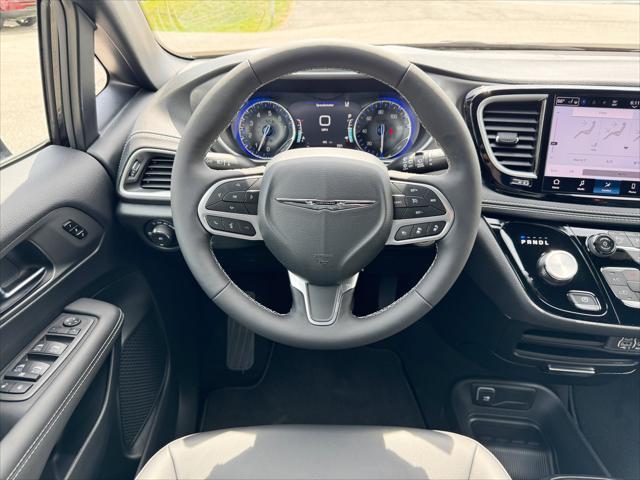 new 2025 Chrysler Pacifica car, priced at $47,348