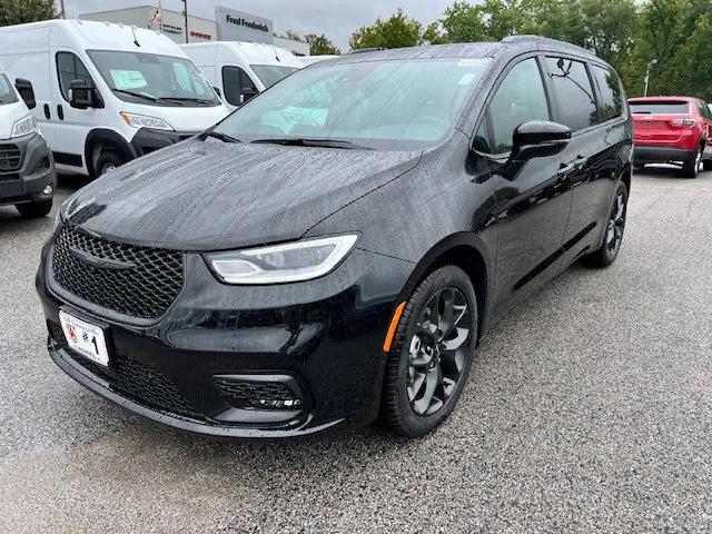 new 2024 Chrysler Pacifica car, priced at $42,940