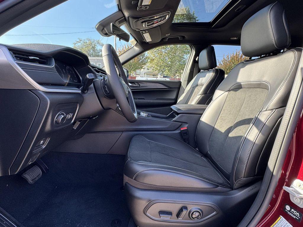 new 2025 Jeep Grand Cherokee car, priced at $38,625