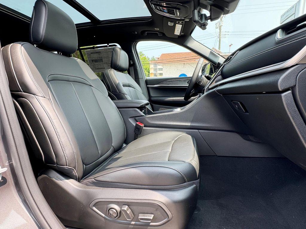 new 2025 Jeep Grand Cherokee car, priced at $48,910