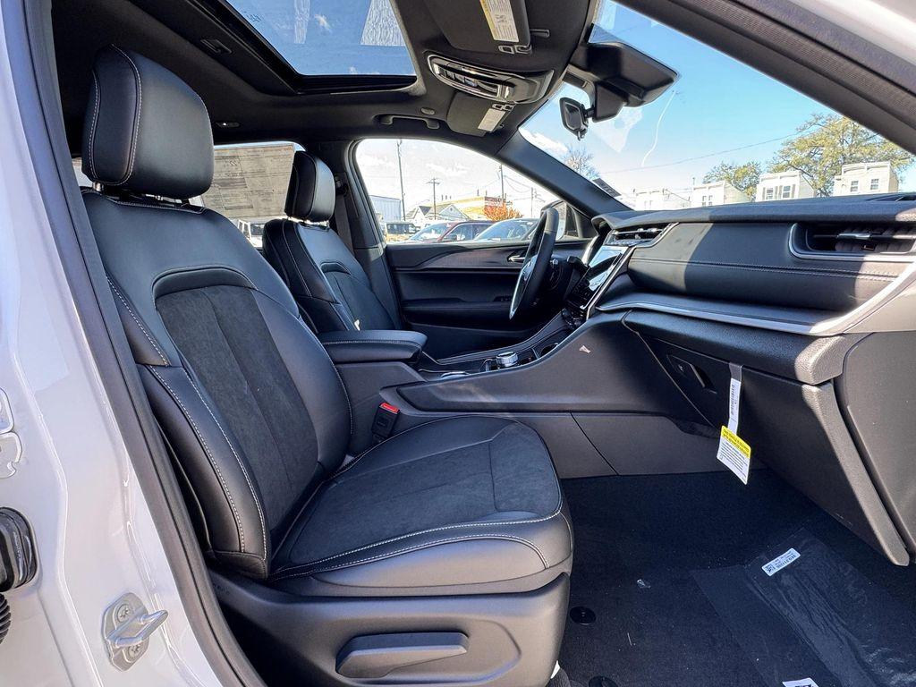 new 2025 Jeep Grand Cherokee car, priced at $38,030