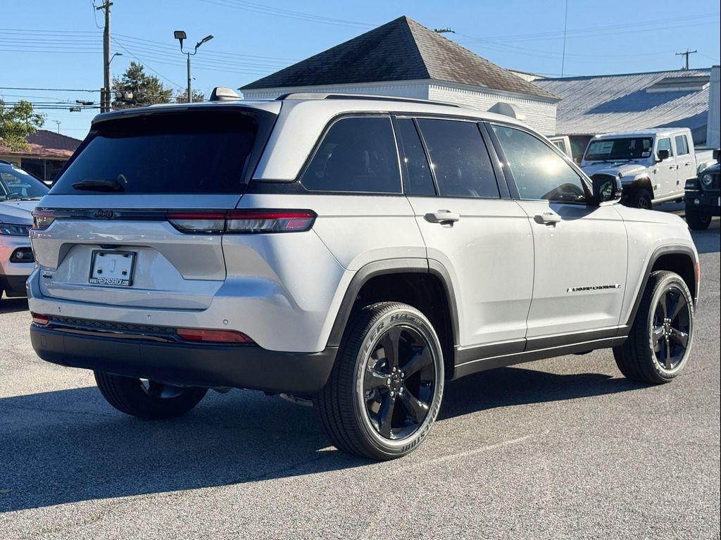 new 2025 Jeep Grand Cherokee car, priced at $38,625