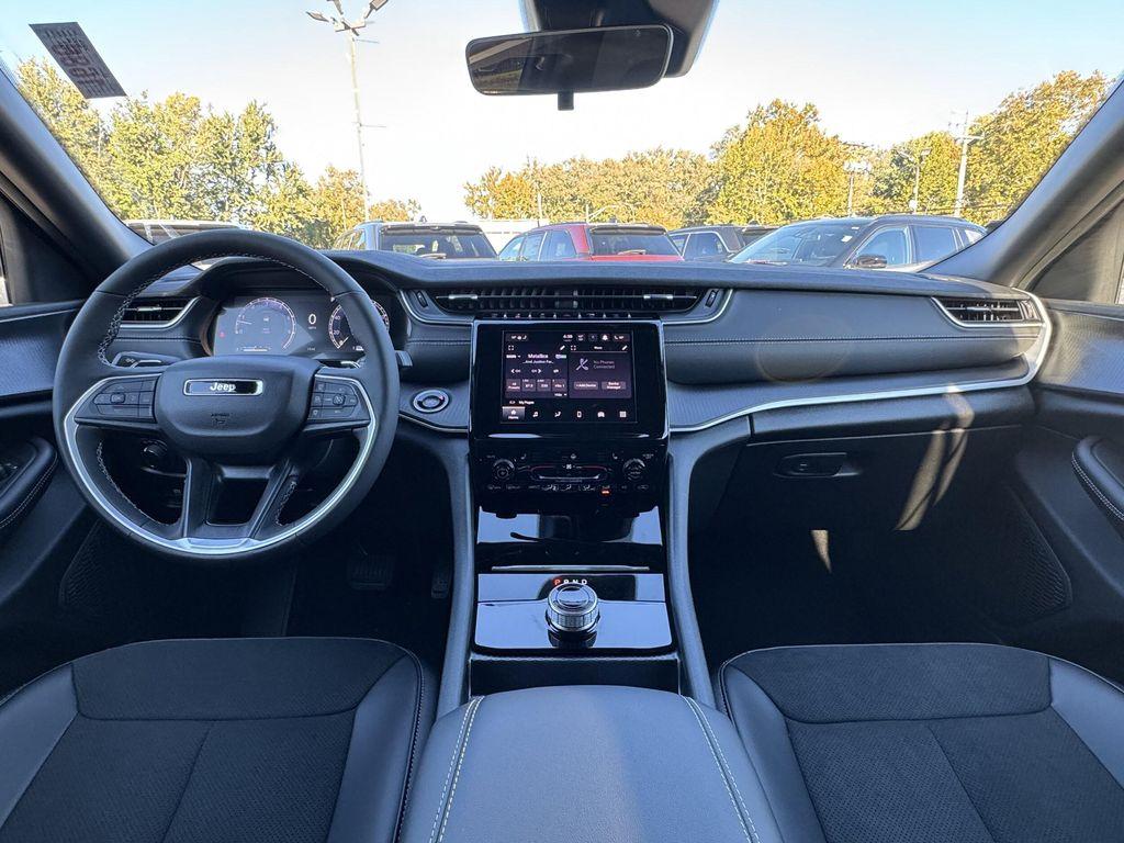 new 2025 Jeep Grand Cherokee car, priced at $38,625