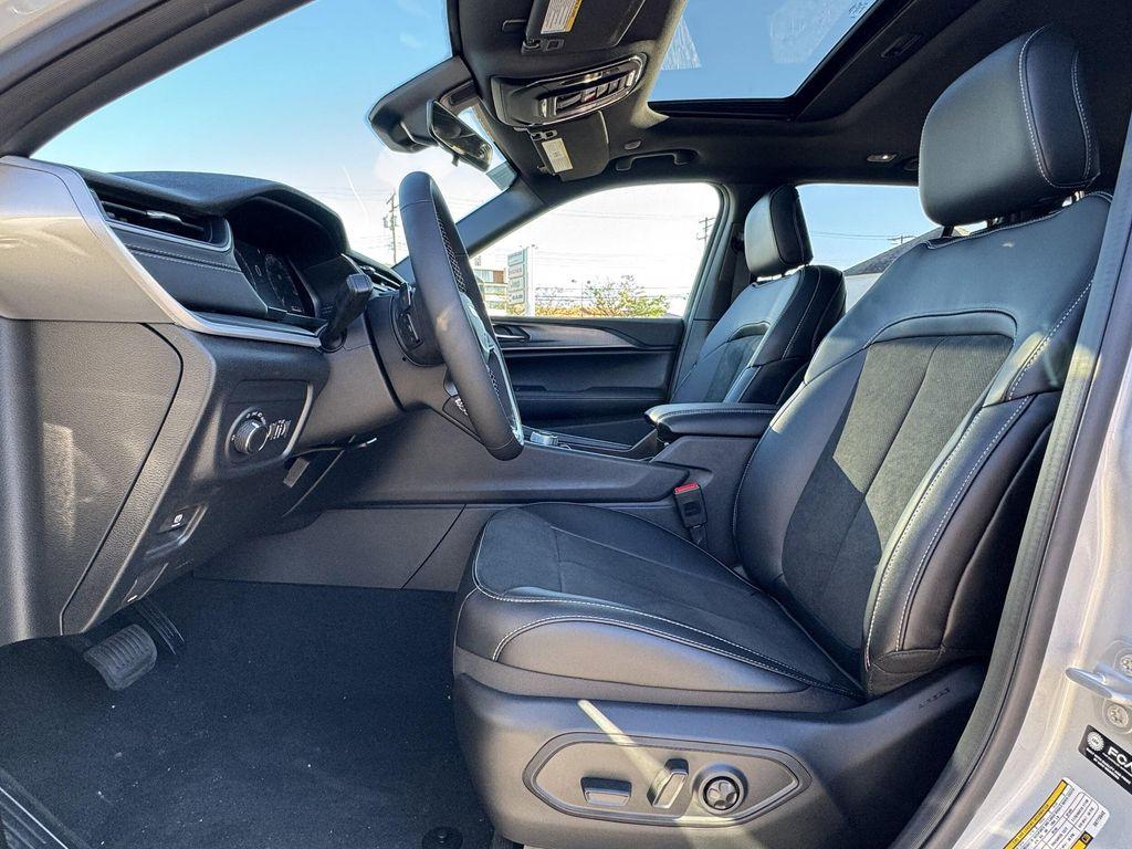 new 2025 Jeep Grand Cherokee car, priced at $38,625