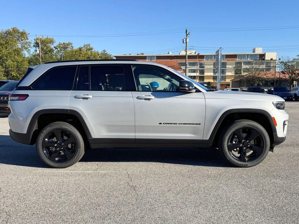 new 2025 Jeep Grand Cherokee car, priced at $38,625