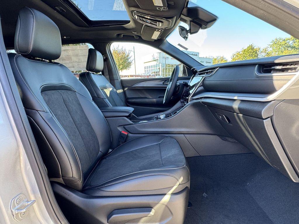 new 2025 Jeep Grand Cherokee car, priced at $38,625