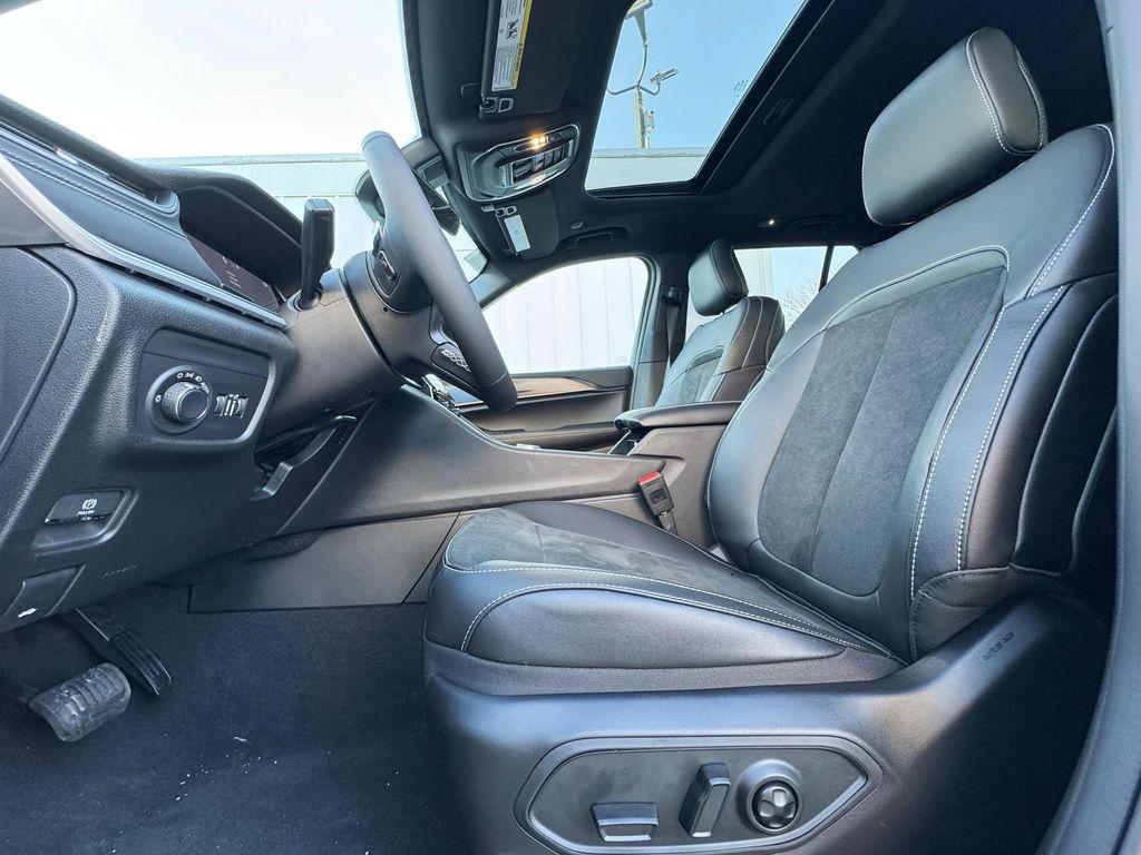 new 2025 Jeep Grand Cherokee car, priced at $38,920