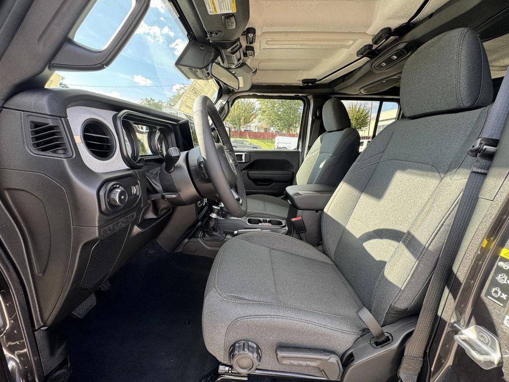 new 2025 Jeep Wrangler car, priced at $47,175