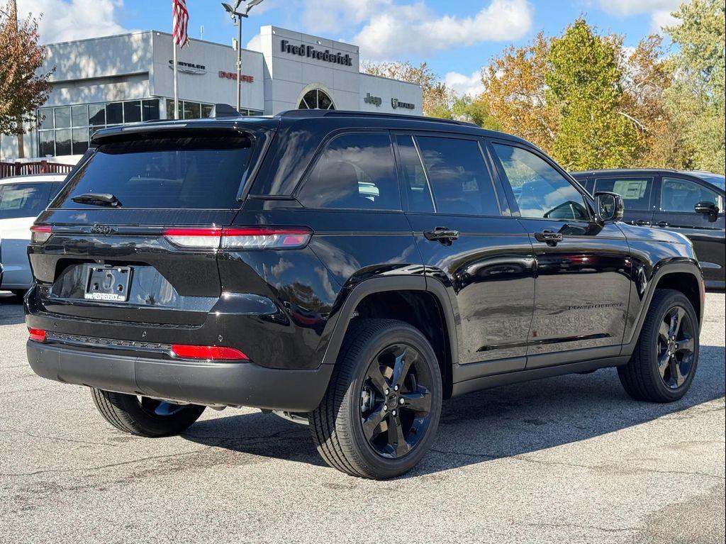 new 2025 Jeep Grand Cherokee car, priced at $38,625