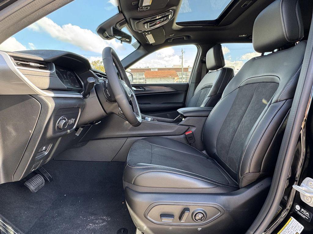 new 2025 Jeep Grand Cherokee car, priced at $38,625