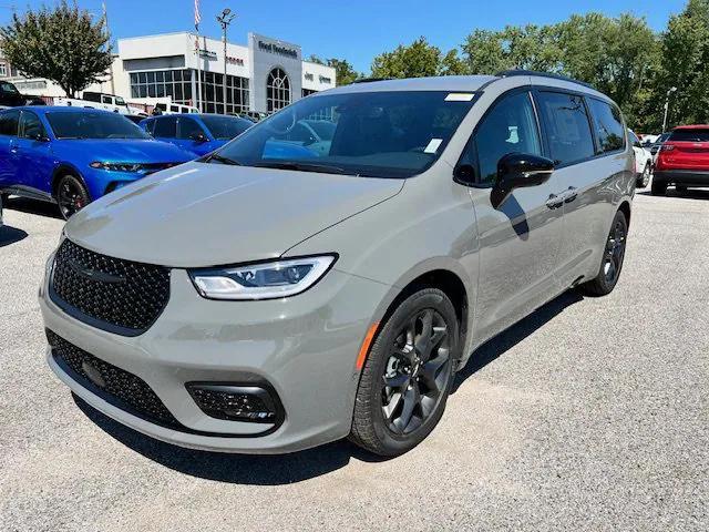 new 2024 Chrysler Pacifica car, priced at $43,438