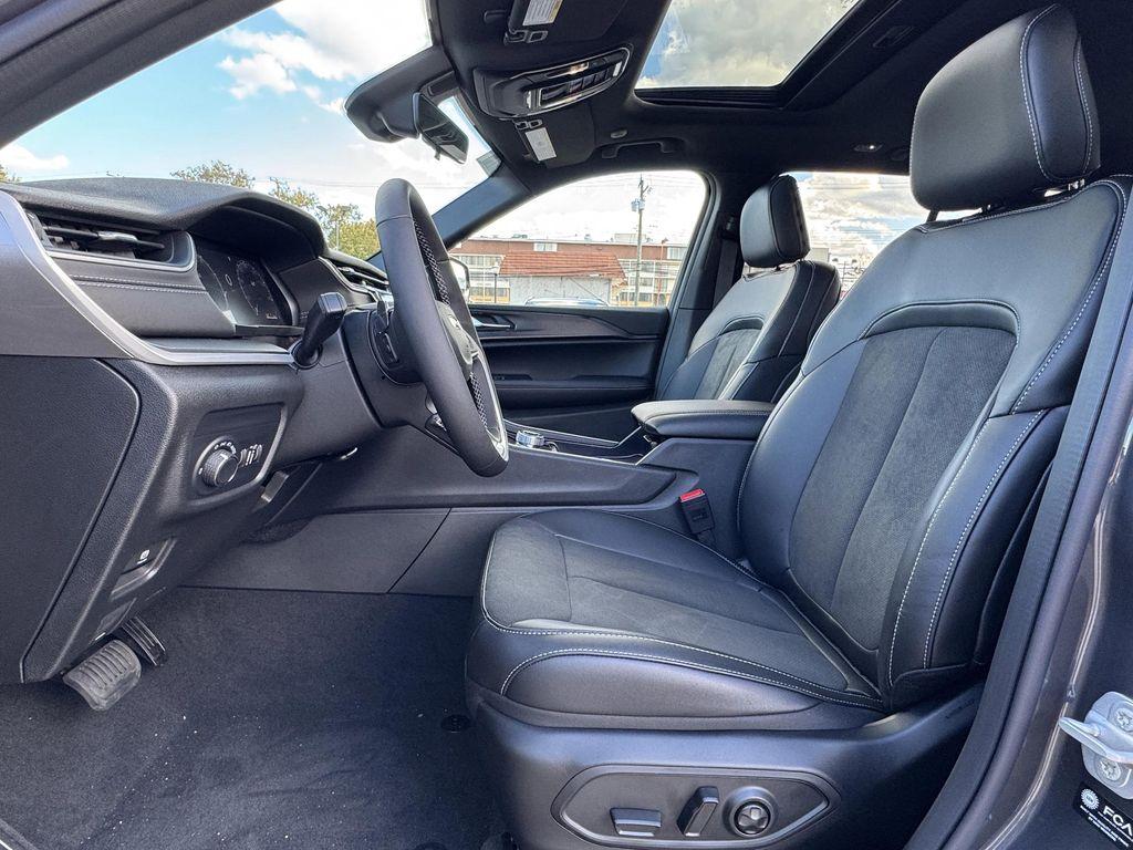 new 2025 Jeep Grand Cherokee car, priced at $38,625