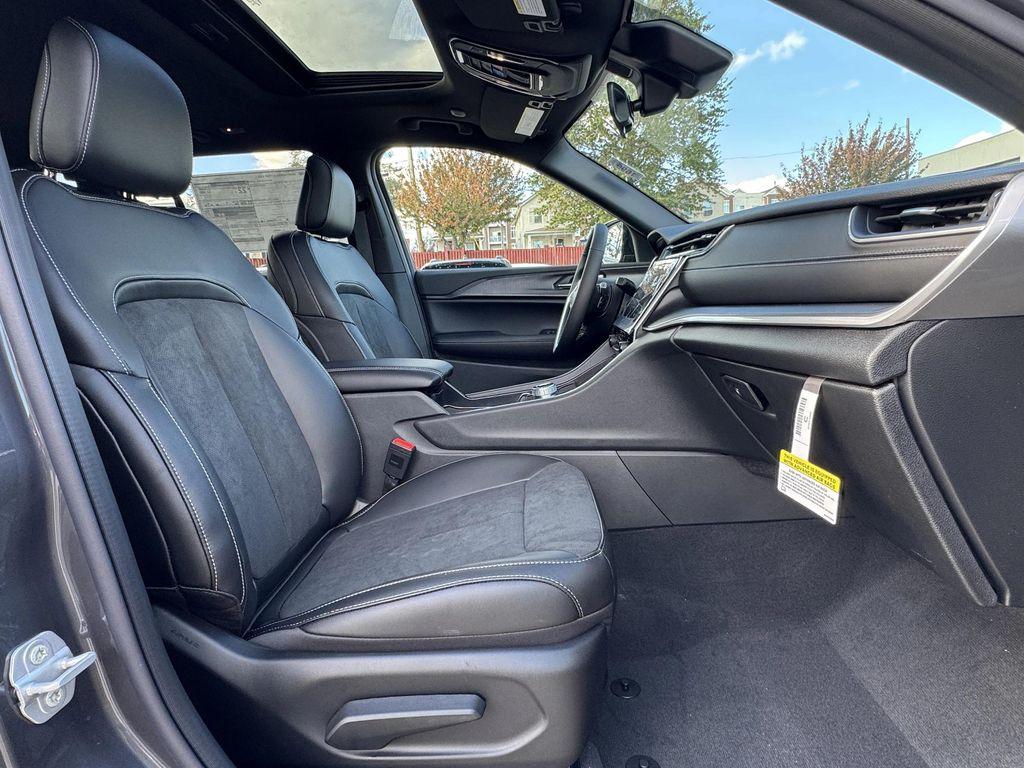 new 2025 Jeep Grand Cherokee car, priced at $38,625