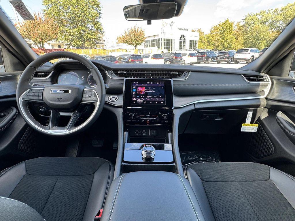 new 2025 Jeep Grand Cherokee car, priced at $38,625