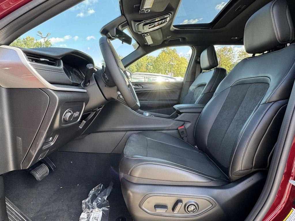 new 2025 Jeep Grand Cherokee car, priced at $38,625