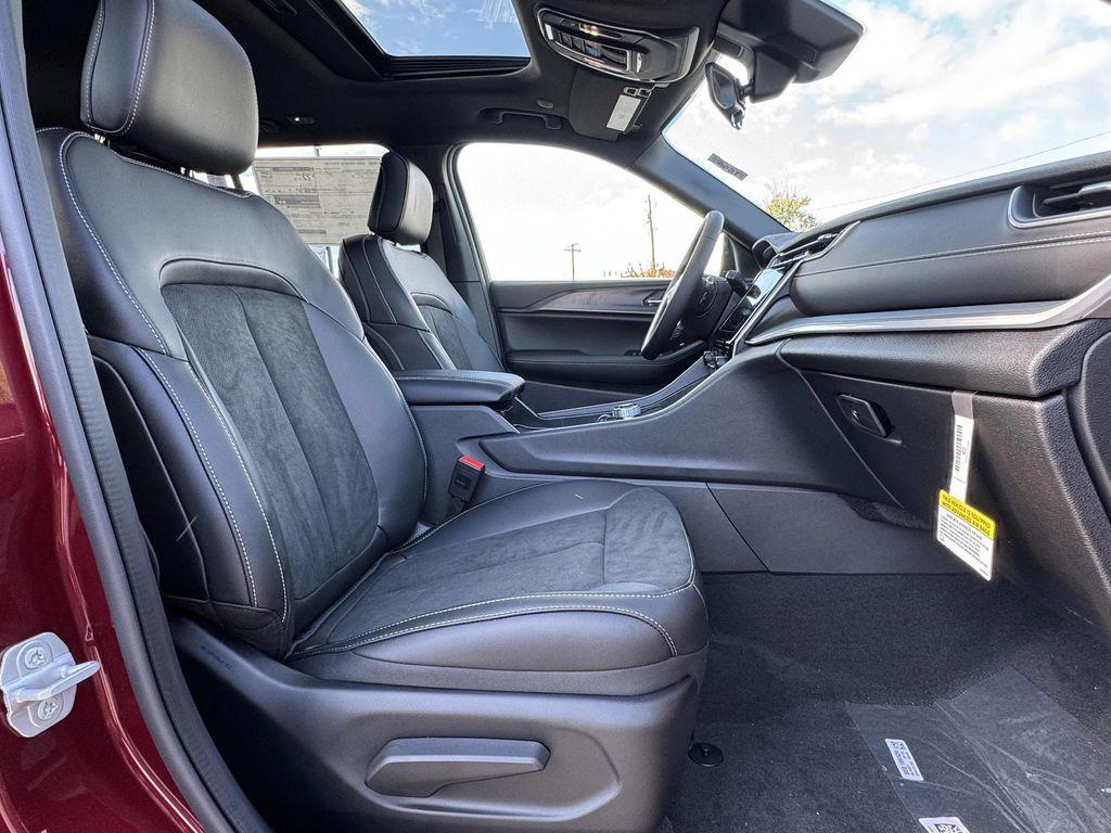 new 2025 Jeep Grand Cherokee car, priced at $38,625