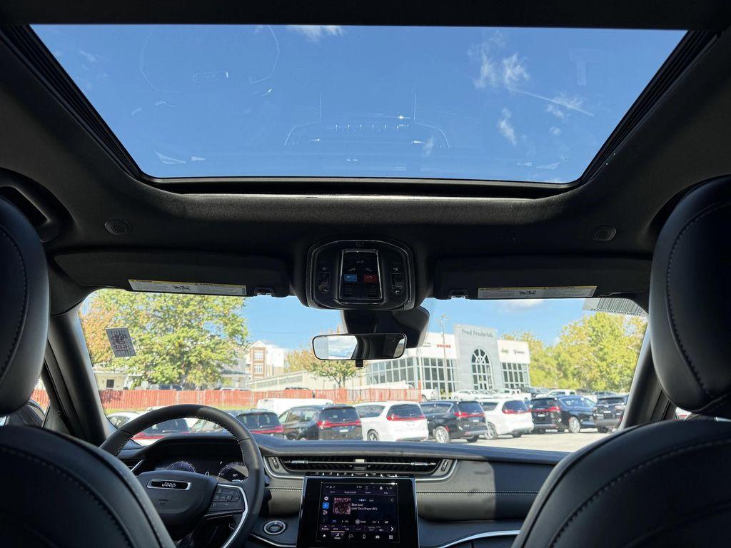 new 2025 Jeep Grand Cherokee car, priced at $38,625