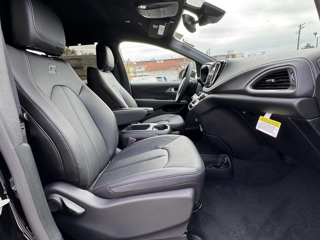 new 2026 Chrysler Pacifica car, priced at $47,360
