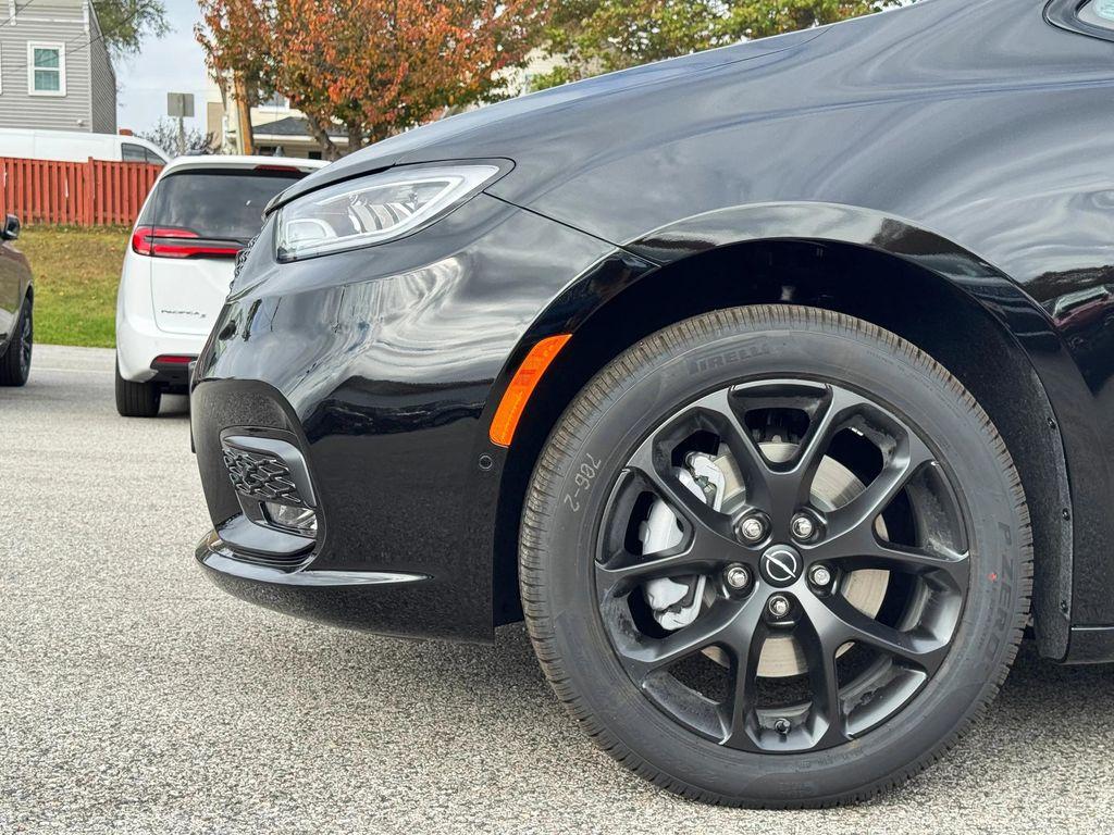 new 2026 Chrysler Pacifica car, priced at $47,360