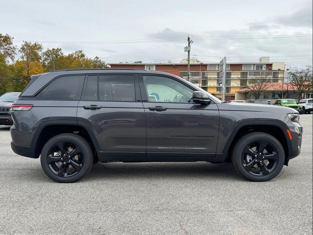 new 2025 Jeep Grand Cherokee car, priced at $38,625